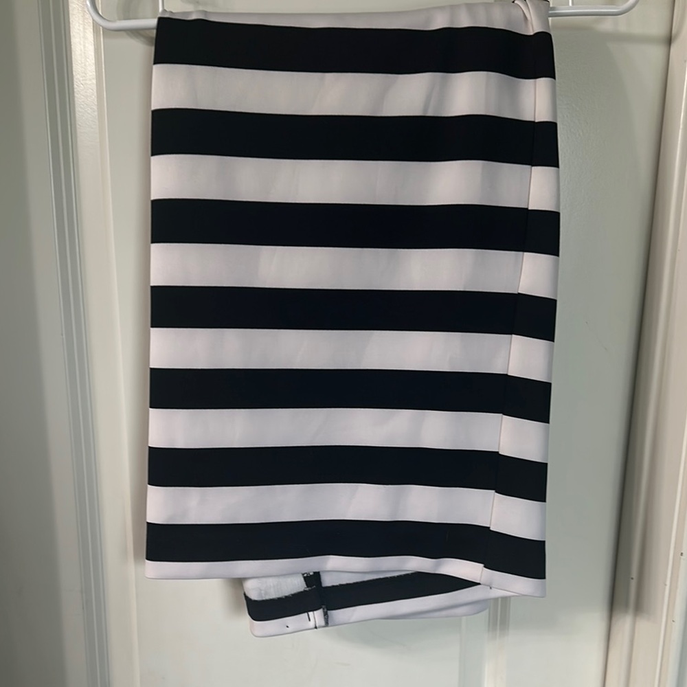 Worthington Black and White Pencil Skirt Knee-Length